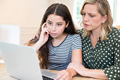mutter-komfortable-tochter-victimized-von-online-mobbing.jpg?b=1&s=170x170&k=20&c=kD4DLqLZhfhEMXhZZjrh0fGl_rDBGF1vz-OHjM5jJdI=