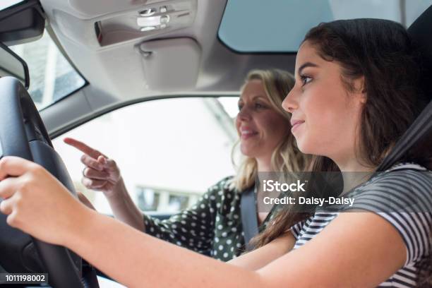 Que Lección De Conducción Con Instructor Femenino Adolescente Foto de stock y más banco de imágenes de Conducir