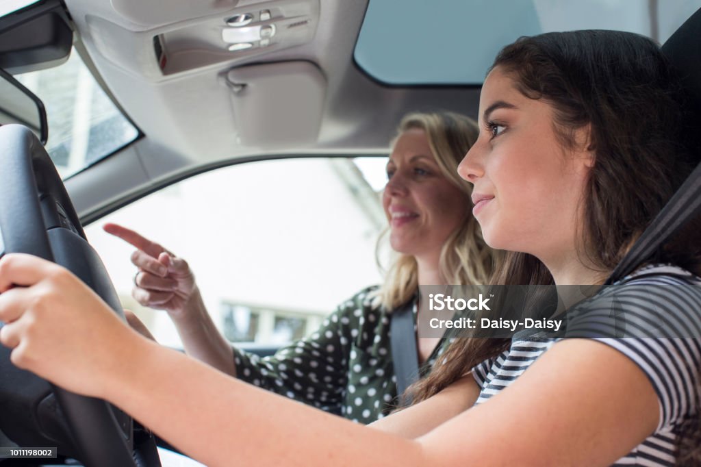 Adolescente, tendo aula de condução com instrutor feminino - Foto de stock de Dirigir royalty-free