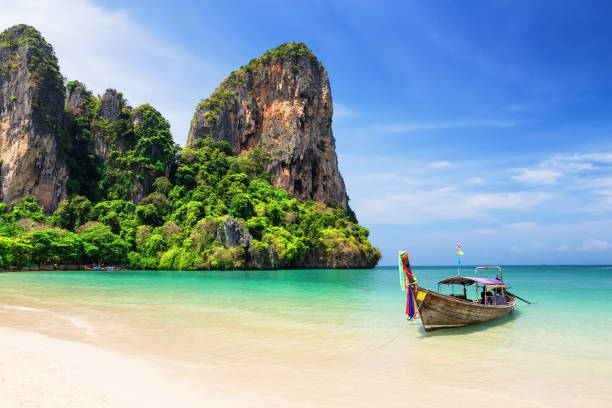 barco longtail madera tradicional tailandés y la hermosa playa de arena - thailand fotografías e imágenes de stock