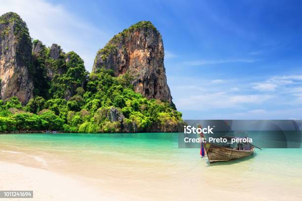 Barco Longtail Madera Tradicional Tailandés Y La Hermosa Playa De Arena Foto de stock y más banco de imágenes de Tailandia