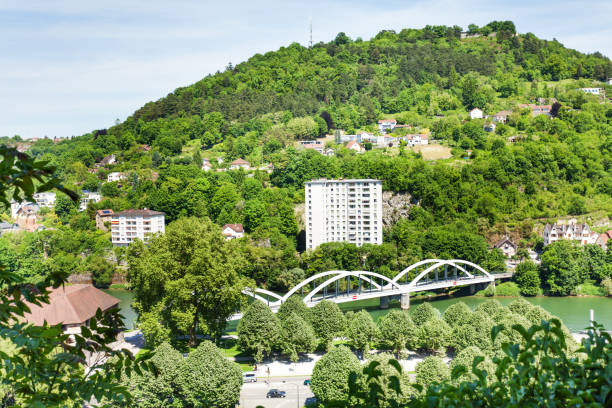 красивый пейзаж безанкон с рекой дубс - doubs river стоковые фото и изображения