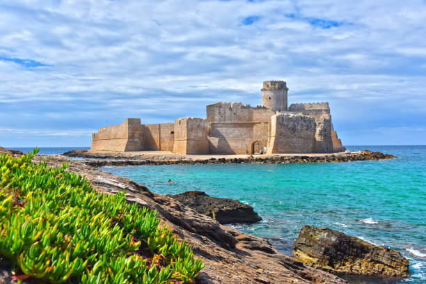 il castello dell'isola di capo rizzuto, calabria, italia - calabria foto e immagini stock