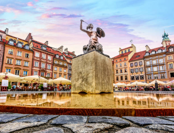 piazza principale della piazza del mercato della città vecchia di varsavia - old town foto e immagini stock