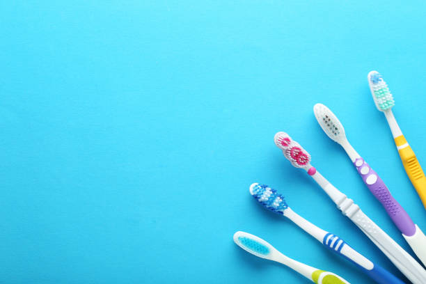 szczoteczki do zębów na niebieskim tle - dental hygiene bathroom nobody toiletries zdjęcia i obrazy z banku zdjęć