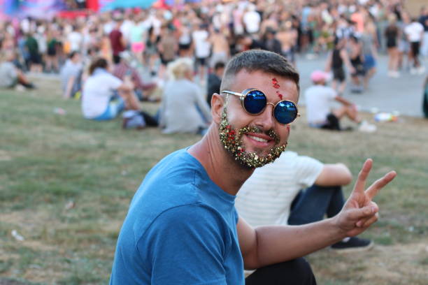 uomo con barba glitter in festival musicale - tomorrowland festival musicale foto e immagini stock
