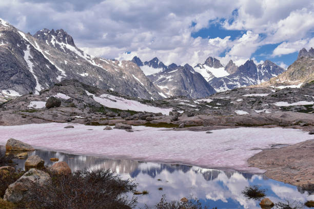 oberen und jean untersee im titcomb becken entlang der wind river range, rocky mountains, wyoming, aussicht von wanderweg zum titcomb becken aus elkhart park trailhead vorbei hobbs, seneca, rucksack und insel seen sowie fotografen zeigen - continental divide trail stock-fotos und bilder