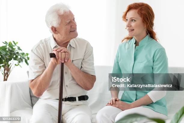 Freundliche Krankenschwester Im Gespräch Mit Älteren Mann Mit Gehstock Lächelnd Stockfoto und mehr Bilder von Alzheimer-Krankheit