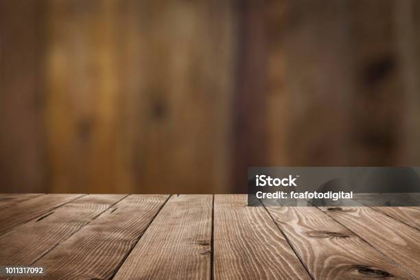 Leere Holztisch Mit Dunklem Hintergrund Vertikale Tisch Stockfoto und mehr Bilder von Tisch