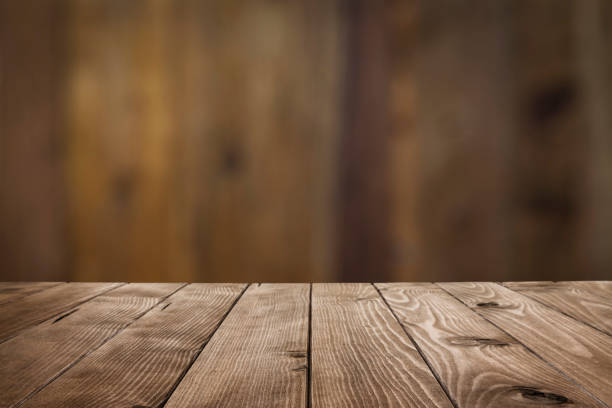 tavolo in legno vuoto con sfondo verticale scuro - timber foto e immagini stock
