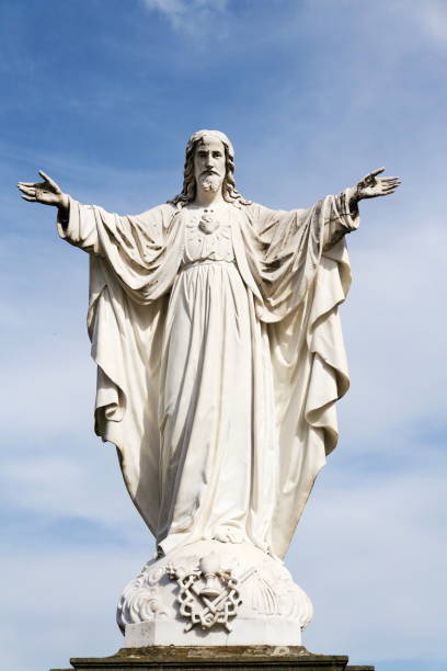 иисус христос со статуей с открытыми объятиями, базилика велехрад, чешская республика - church greeting welcome sign sign стоковые фото и изображения
