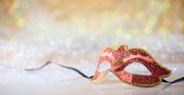 istock Pink carnival mask on bokeh background 1011323726