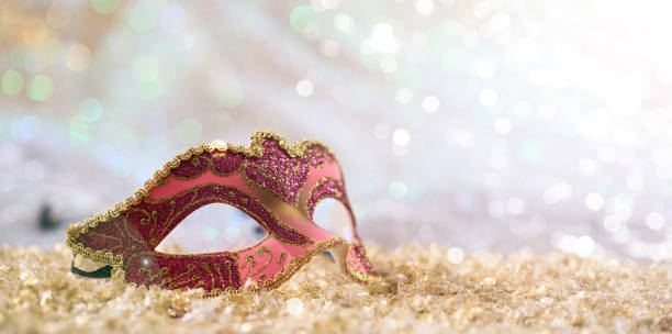 istock Pink carnival mask on bokeh background 1011323800