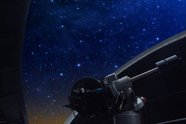 天文臺的望遠鏡仰望天空 - 天文台 個照片及圖片檔