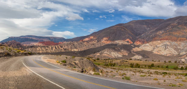 panoramiczny widok na góry quebrada del toro i kolej w północnej salta puna - quebrada del toro, salta, argentyna - salta province zdjęcia i obrazy z banku zdjęć