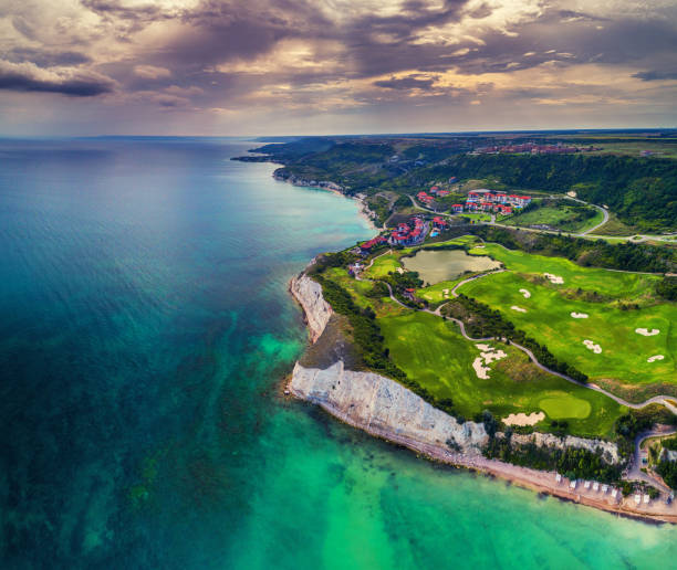 崖と黒海の隣にゴルフ場の空中ドローン ビュー。ゴルフ フィールドを風景します。 - playing golf 写真 ストックフォトと画像