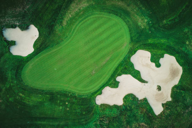 高級リゾート空中ドローン ビューのゴルフ場 - playing golf 写真 ストックフォトと画像