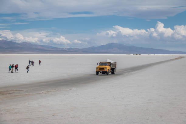 salt truck w salinas grandes salt flat - jujuy, argentyna - salta province zdjęcia i obrazy z banku zdjęć