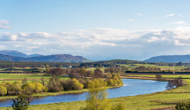 de spey rivier in schotland - spey scotland stockfoto's en -beelden