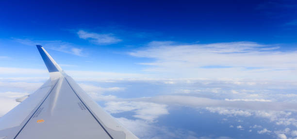 белые облака на голубом небе с фона окна самолета. пространство для текста. - cloud sky white aerial view стоковые фото и изображения