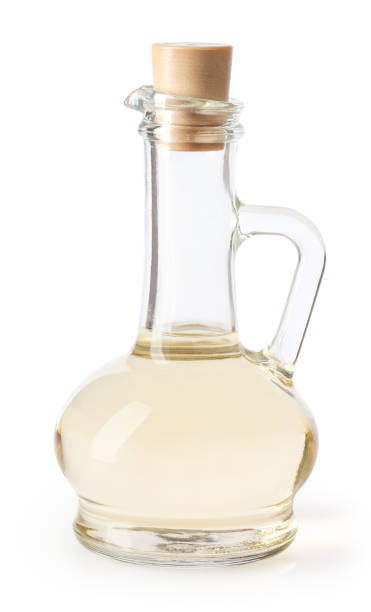 vinaigre blanc en bouteille de verre isolé sur fond blanc avec un tracé de détourage - vinegar photos et images de collection