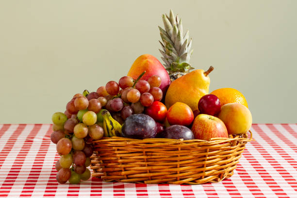 cesta de frutas en color natural - tazón para frutas fotografías e imágenes de stock