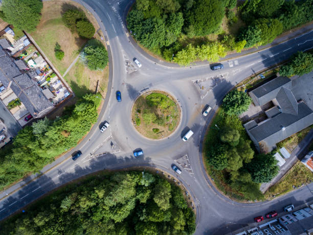 vue aérienne d’un rond-point uk - traffic roundabout photos et images de collection