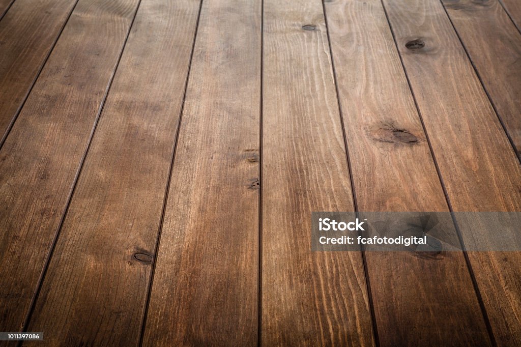 Tavolo in legno vuoto con strisce verticali - Foto stock royalty-free di Tavolo