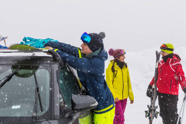 山 - アルプス - 楽しい冬休みにお友達のグループでスノーボーダーのスキー日後車のロード - snowboarding friendship snow winter ストックフォトと画像