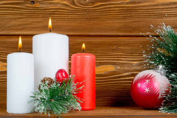 décorations du nouvel an avec bougies pin brunch et boule - wine christmas alcohol evening ball photos et images de collection
