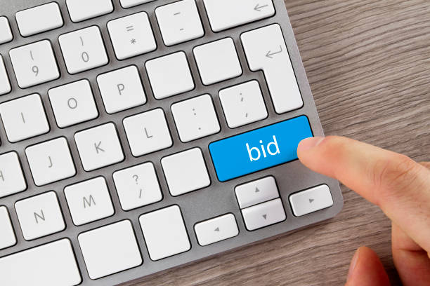 bouton de soumission sur clavier d’ordinateur - bids photos et images de collection