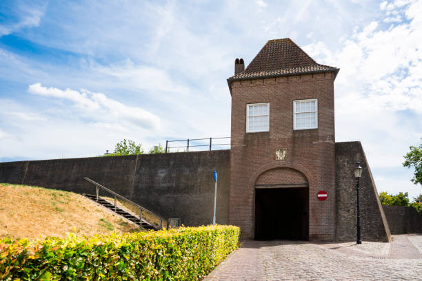 istock Gate Wijkse Poort in Heusden, The Netherlands 1011438184
