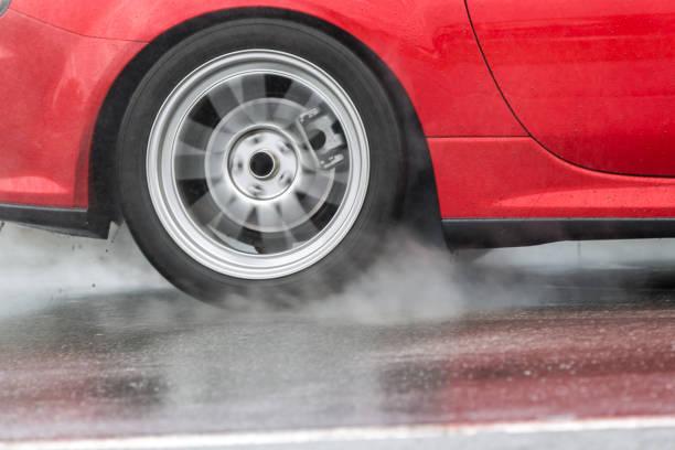 istock Racing on a wet tarmac. 1011442630