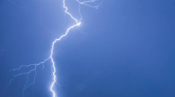 powerfull lightning strikes lightning strikes over night sky lightning rain thunderstorm storm stock pictures, royalty-free photos & images