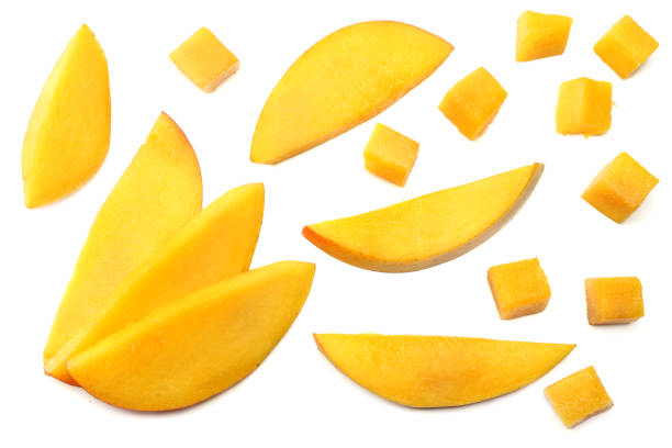 mango segment geïsoleerd op een witte achtergrond. gezonde voeding. bovenaanzicht - een stuk taart stockfoto's en -beelden