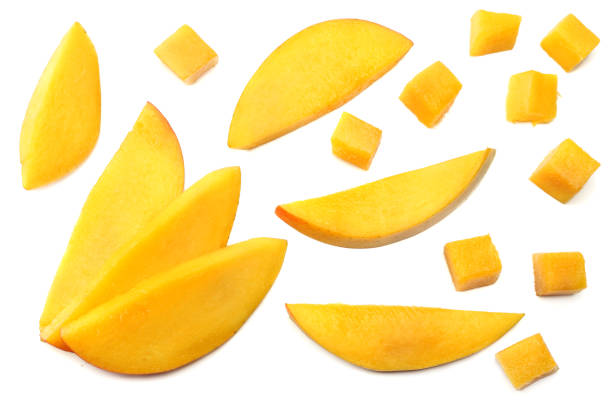 plasterek mango wyizolowany na białym tle. zdrowej żywności. widok z góry - cząstka zdjęcia i obrazy z banku zdjęć