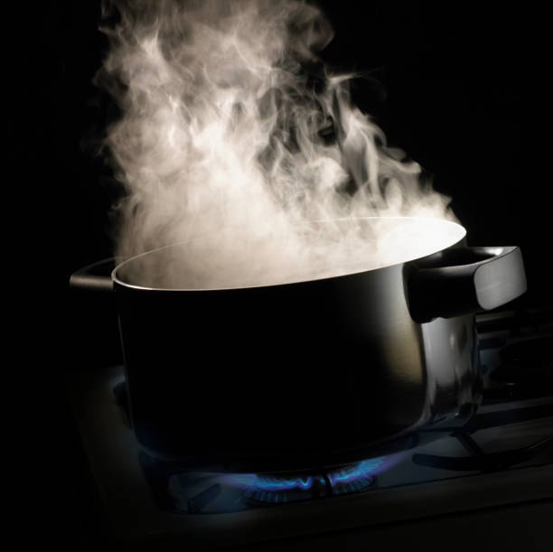 istock STEAM RISING FROM PAN OF BOILING WATER 1011483336