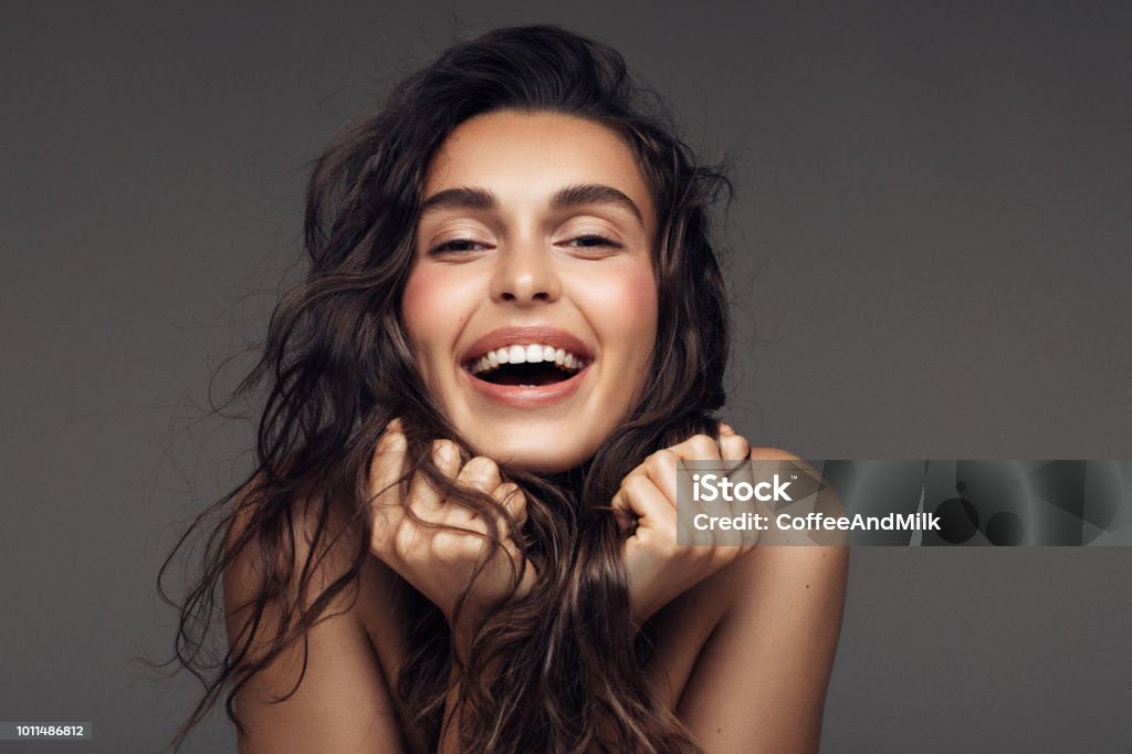 Porträt einer jungen Frau mit einem schönen Lächeln - Lizenzfrei Frauen Stock-Foto