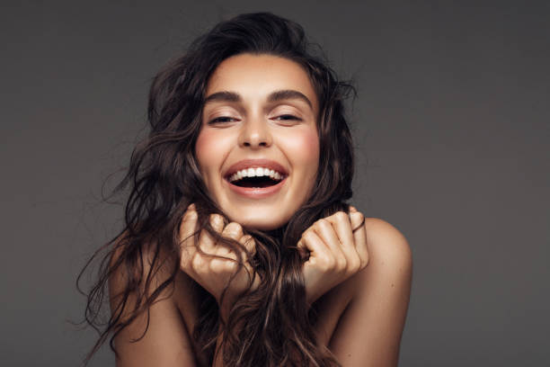 portrait of a young woman with a beautiful smile - laughing beautiful people beauty beautiful imagens e fotografias de stock