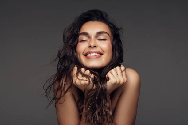 портрет молодой женщины с красивой улыбкой - women smiling beautiful brown hair стоковые фото и изображения