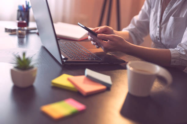 istock Businesswoman typing text message 1011513972