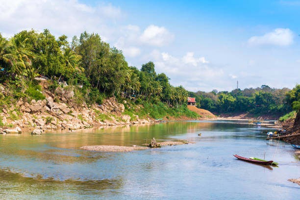 vista del río nam khan, luang prabang, laos. copiar espacio para texto - laos hut southeast asia shack fotografías e imágenes de stock