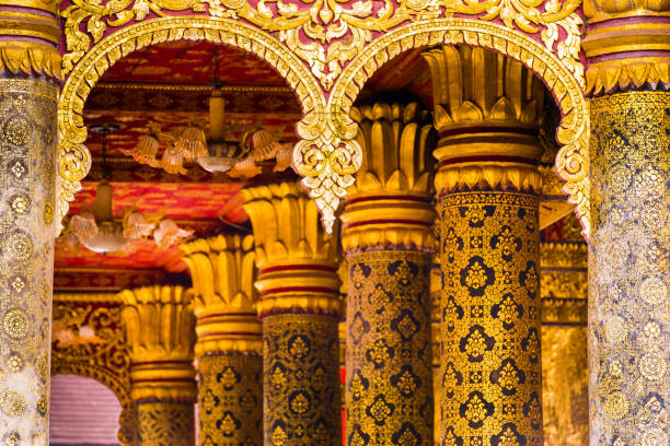 das relief an der wand des tempels in luang prabang, laos - golden temple stock-fotos und bilder