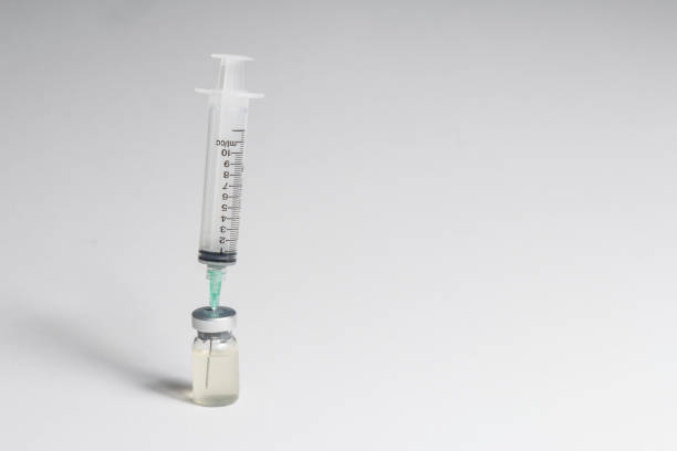 seringues de kits de bouchons et bouteilles isolés sur blanc - insulin sugar syringe bottle photos et images de collection