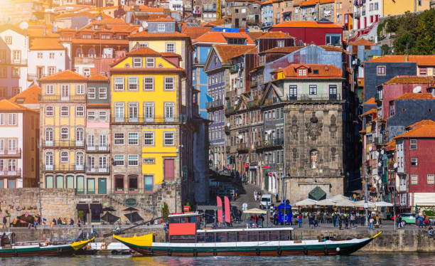 vue panoramique de l’architecture de pier porto vieille ville sur le fleuve douro à porto, portugal - portugal port wine porto the douro photos et images de collection