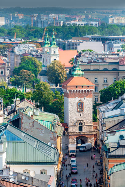 vista dall'alto della porta florian e della città di cracovia, polonia - florianska street foto e immagini stock