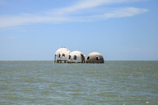 istock Blue sky over the Cape Romano dome house ruins 1011598030