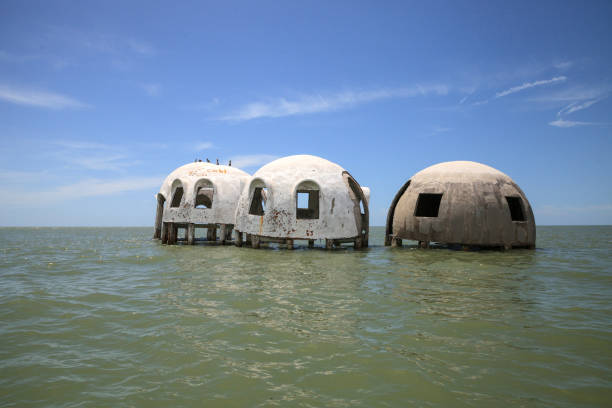 istock Blue sky over the Cape Romano dome house ruins 1011604838