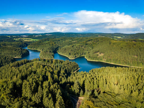 vue aérienne de la genkeltalsperre (barrage de genkel). le genkeltalsperre (genkel dam) est un barrage de l’eau potable pure et se trouve dans les zones urbaines de gummersbach et meinerzhagen. - nrw photos et images de collection