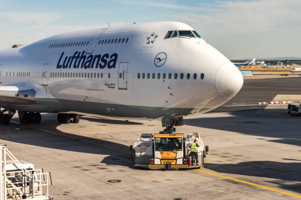 нажмите назад boing 747 lufthansa airlines. - leo стоковые фото и изображения
